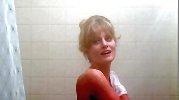 Beverly D'Angelo undress close by shower close by 'National Lampoon's Vacation' (1983)